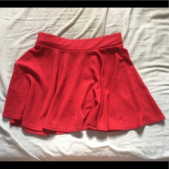Bright red pleated mini skirt - Picture 1 of 2